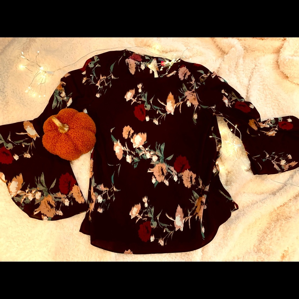 VINCE CAMUTO. Women’s black floral blouse. Size M